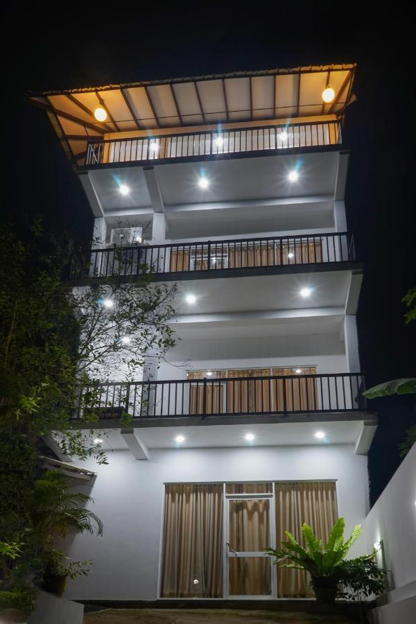 Elephant Front View Hotel Pinnawala Rambukkana Buitenkant foto