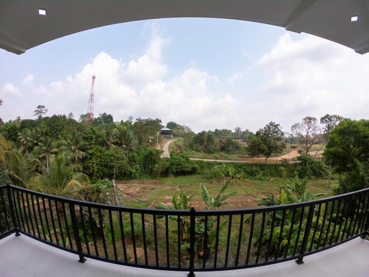 Elephant Front View Hotel Pinnawala Rambukkana Buitenkant foto